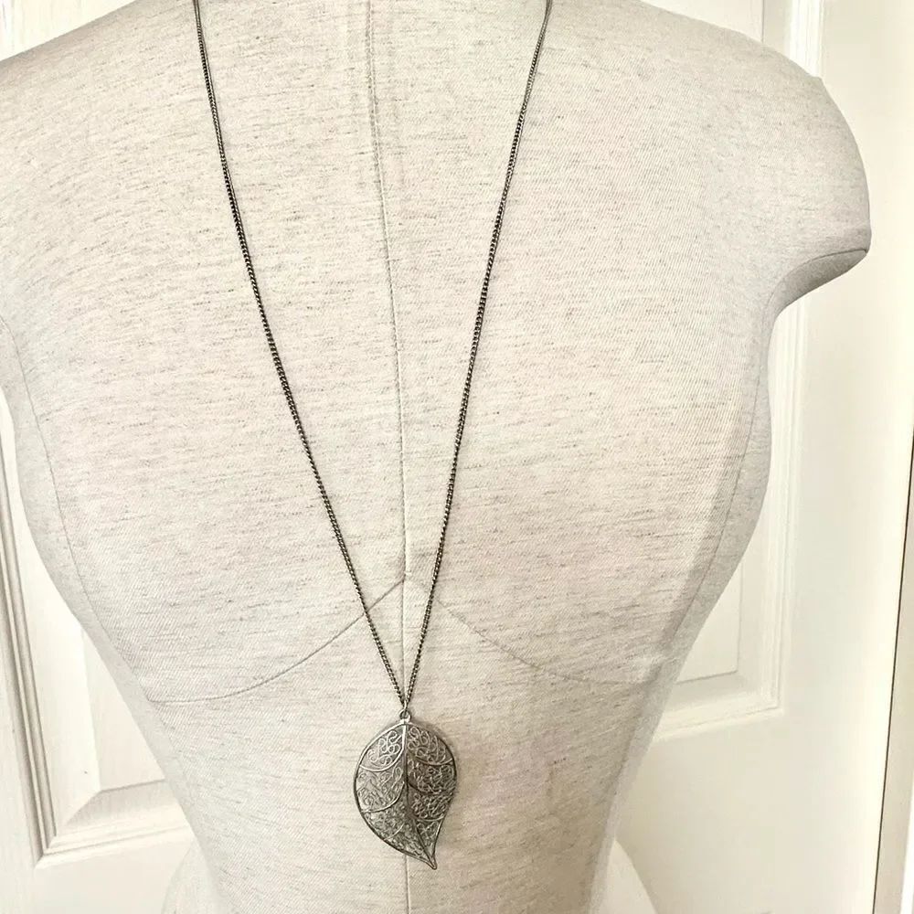 Silver tone leaf pendant necklace